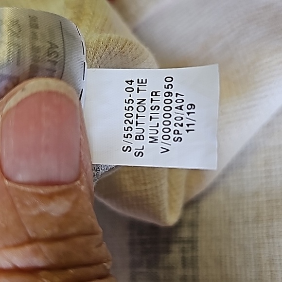 Old Navy sleevless top. Knoted at the waist. Size XL. Striped. Flattering. - Picture 8 of 9